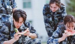 吃瓜群众大口吃瓜图片