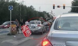 吃瓜群众看戏导致追尾,交通安全警钟长鸣